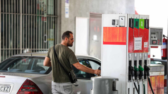 Una persona pone gasolina en su coche en una gasolinera de Madrid.