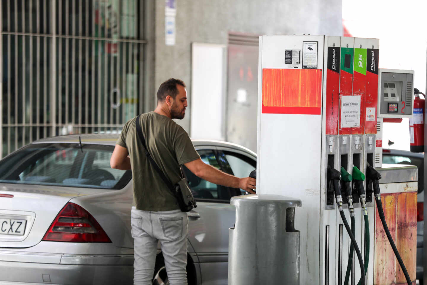 Una persona pone gasolina en su coche en una gasolinera de Madrid.