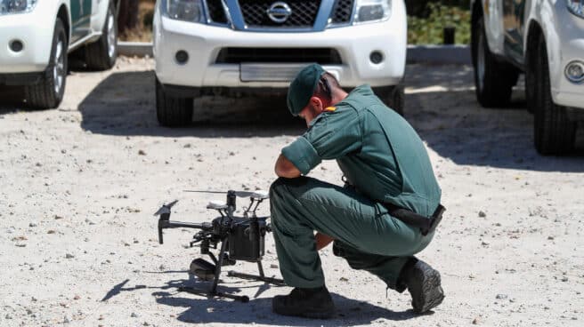 Se reanuda el dispositivo de búsqueda de Blanca Fernández Ochoa centrado hoy en cuevas, barrancos y refugios Un agente de la Guardia Civil, preparando un dron en un operativo.