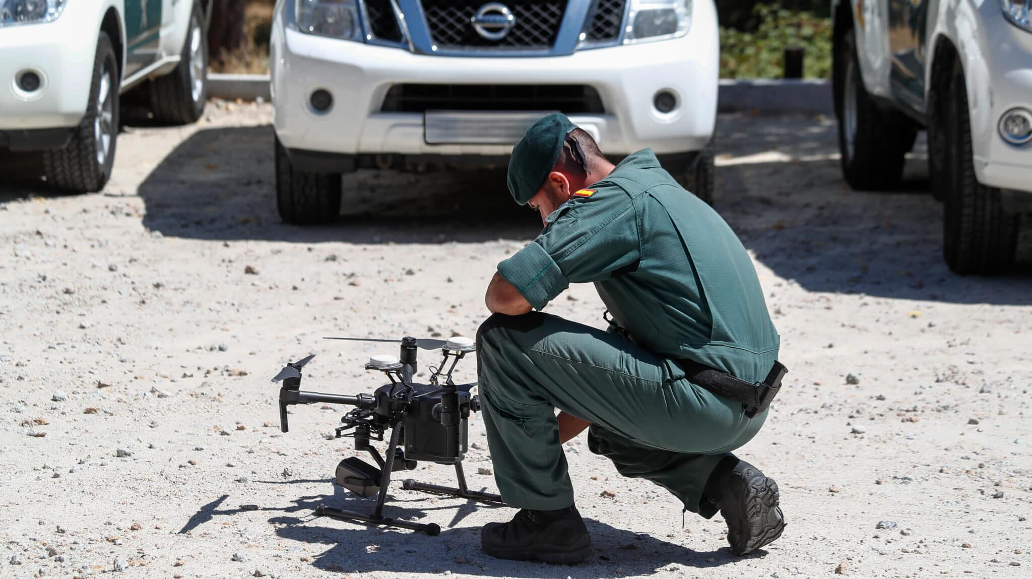 Un agente de la Guardia Civil, preparando un dron en un operativo.