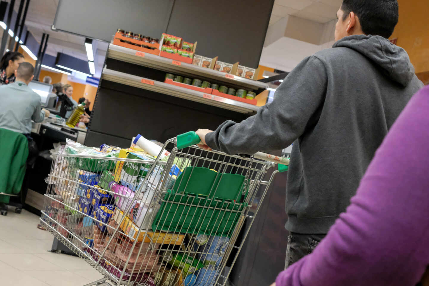 Un cliente realiza la compra en un supermercado en Madrid.