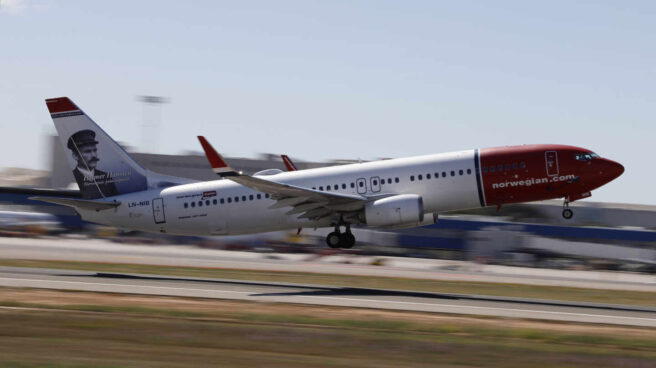 Un avión de Norwegian despegando.