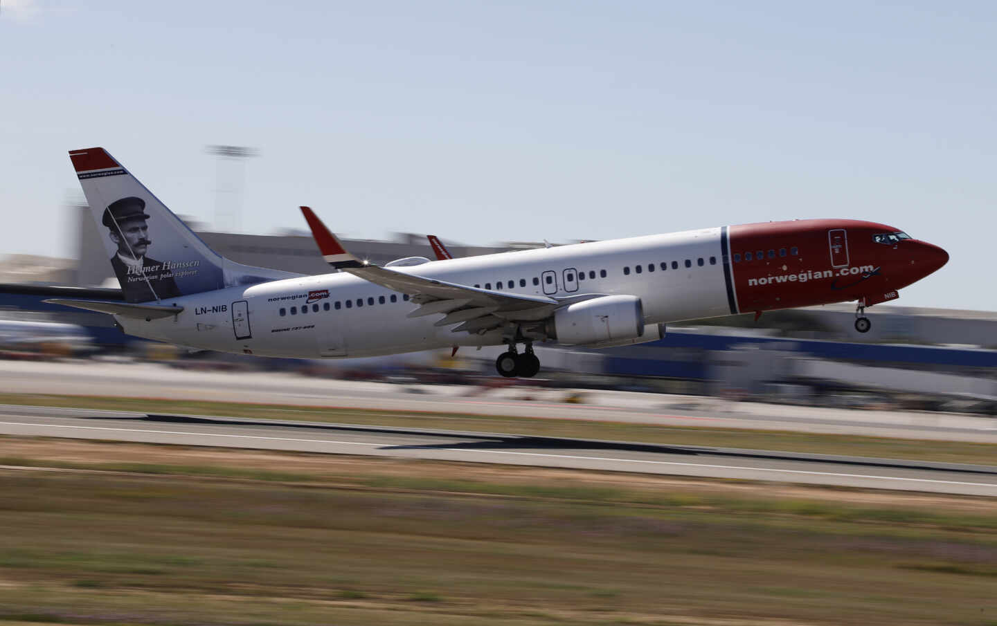 Un avión de Norwegian despegando.
