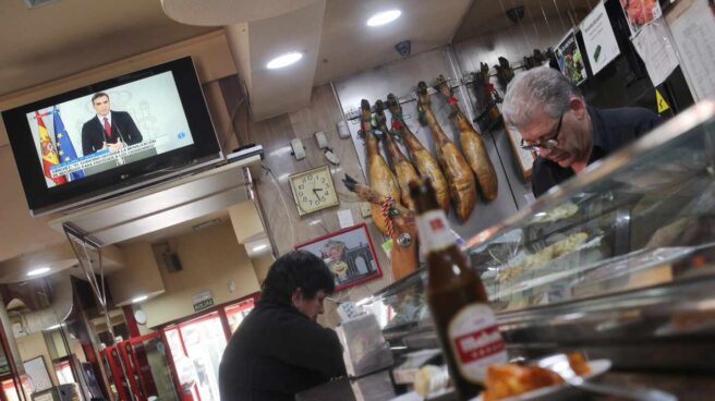 Una televisión de un bar de Madrid emite el discurso de Sánchez en el que decretó el primer estado de alarma por el Covid.