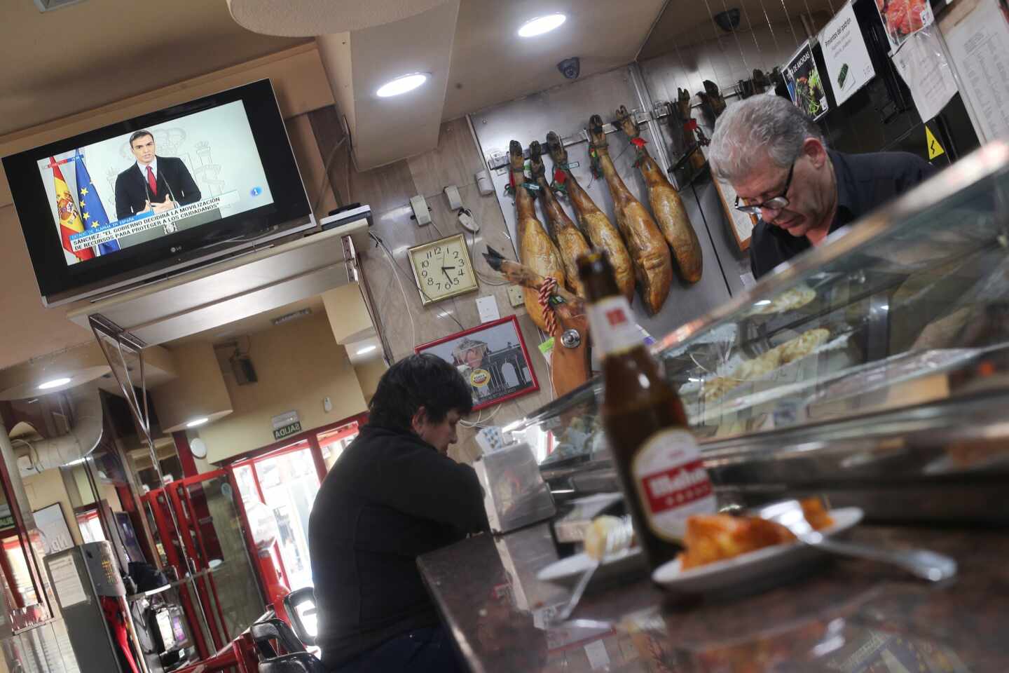 Una televisión de un bar de Madrid emite el discurso de Sánchez en el que decretó el primer estado de alarma por el Covid.