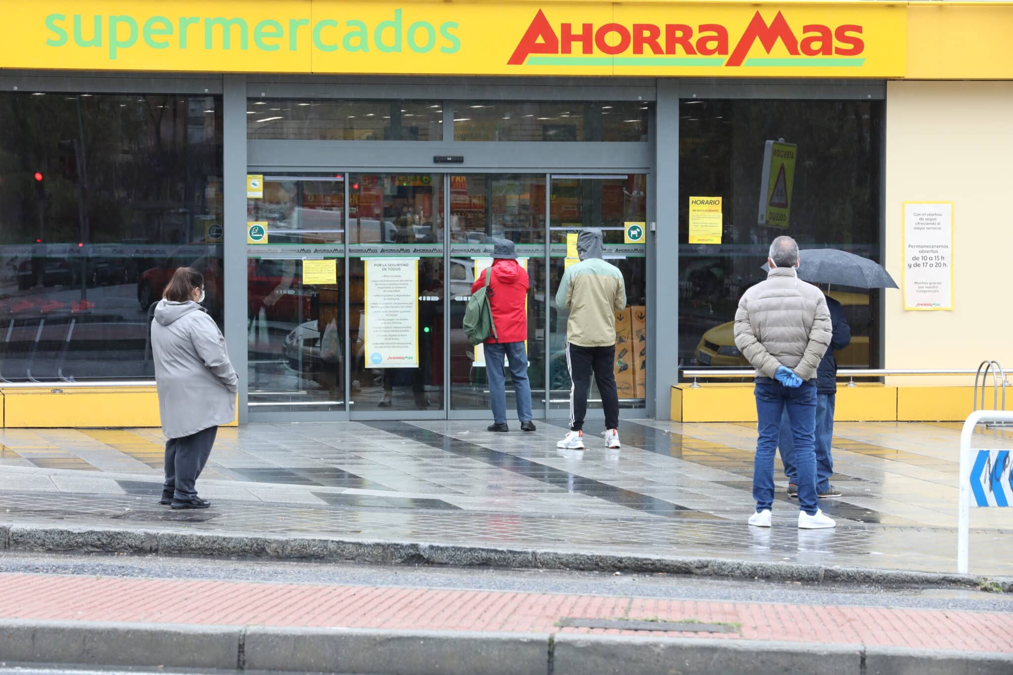 Imagen de la entrada de un supermercado de Ahorramás.