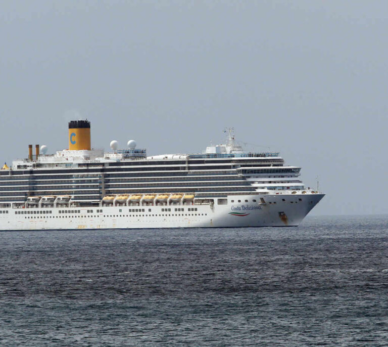 El retraso en la vuelta de los cruceros a España refuerza a Grecia o Chipre como rivales