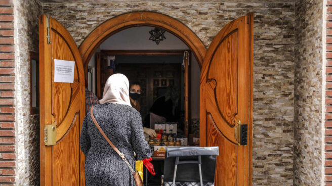 Una mujer musulmana ataviada con un hiyab acude a una mezquita en Valencia.