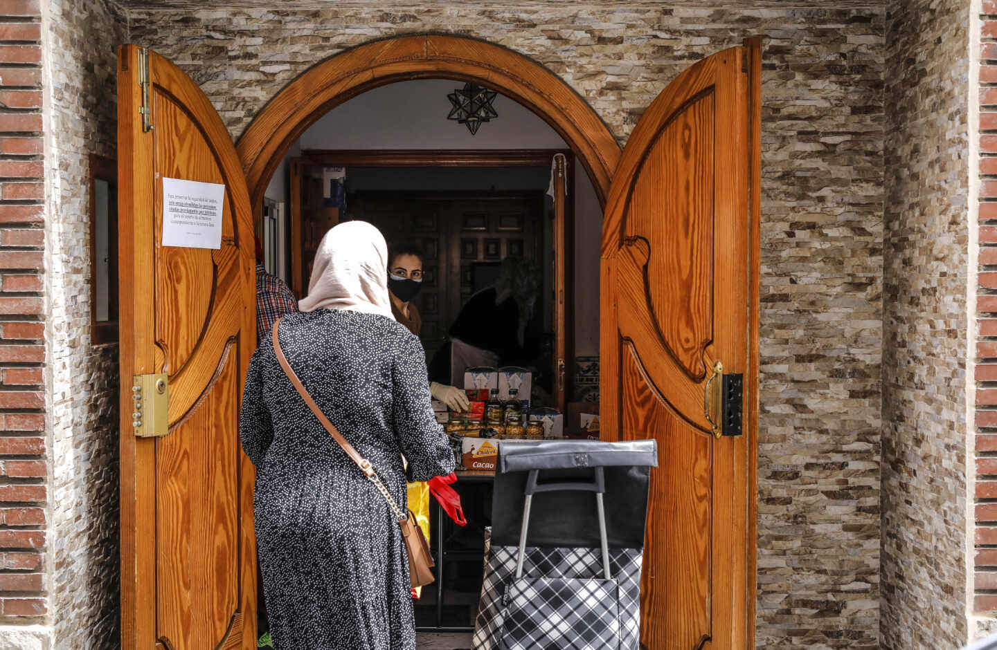 Una mujer musulmana ataviada con un hiyab acude a una mezquita en Valencia.