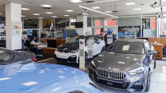 Vehículos en el interior de un concesionario BMW.