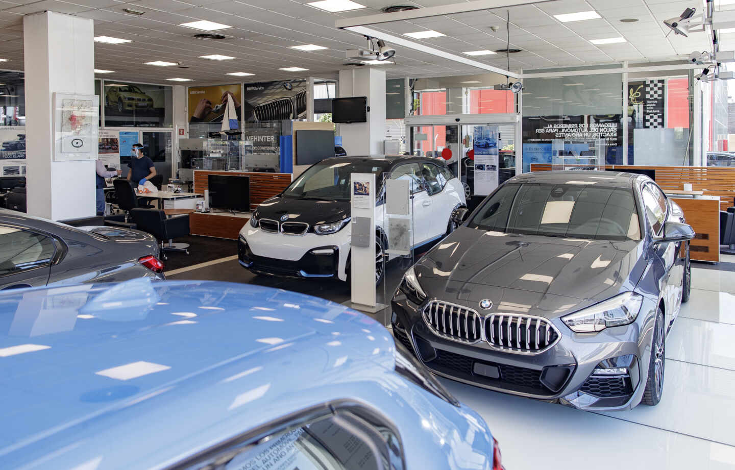 Vehículos en el interior de un concesionario BMW.