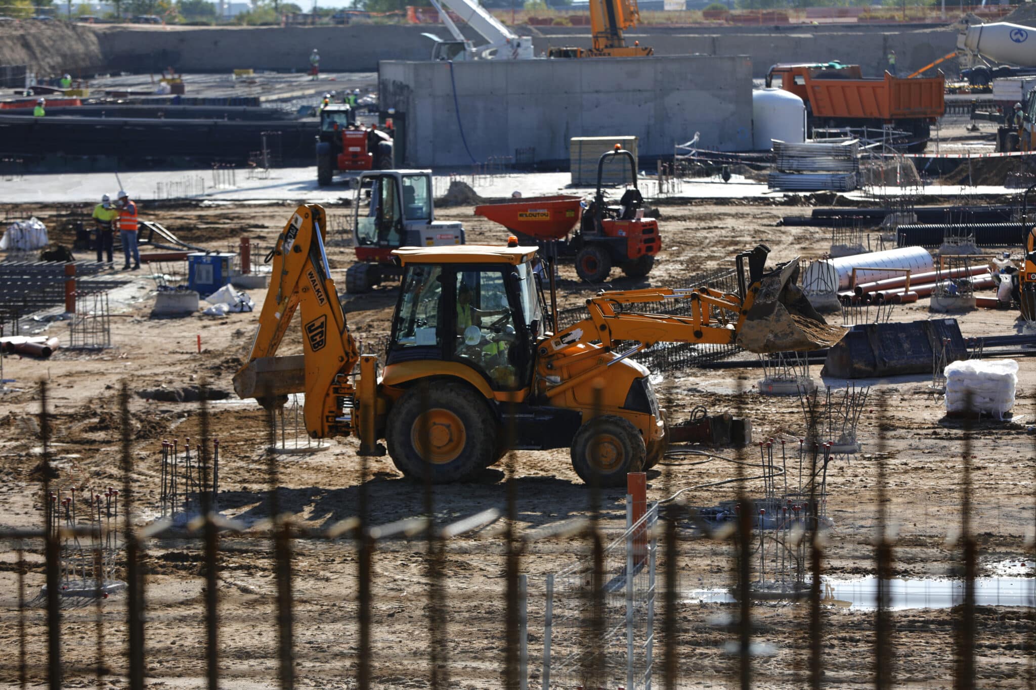 Un operario conduce una excavadora.