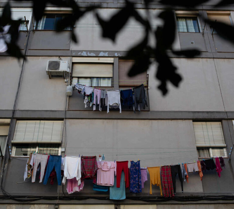 Familias numerosas critican la nueva tarifa de la luz: "Un hogar con hijos no puede poner lavadoras de madrugada"