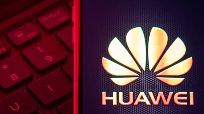 Montaje de un ordenador con el logo de Huawei