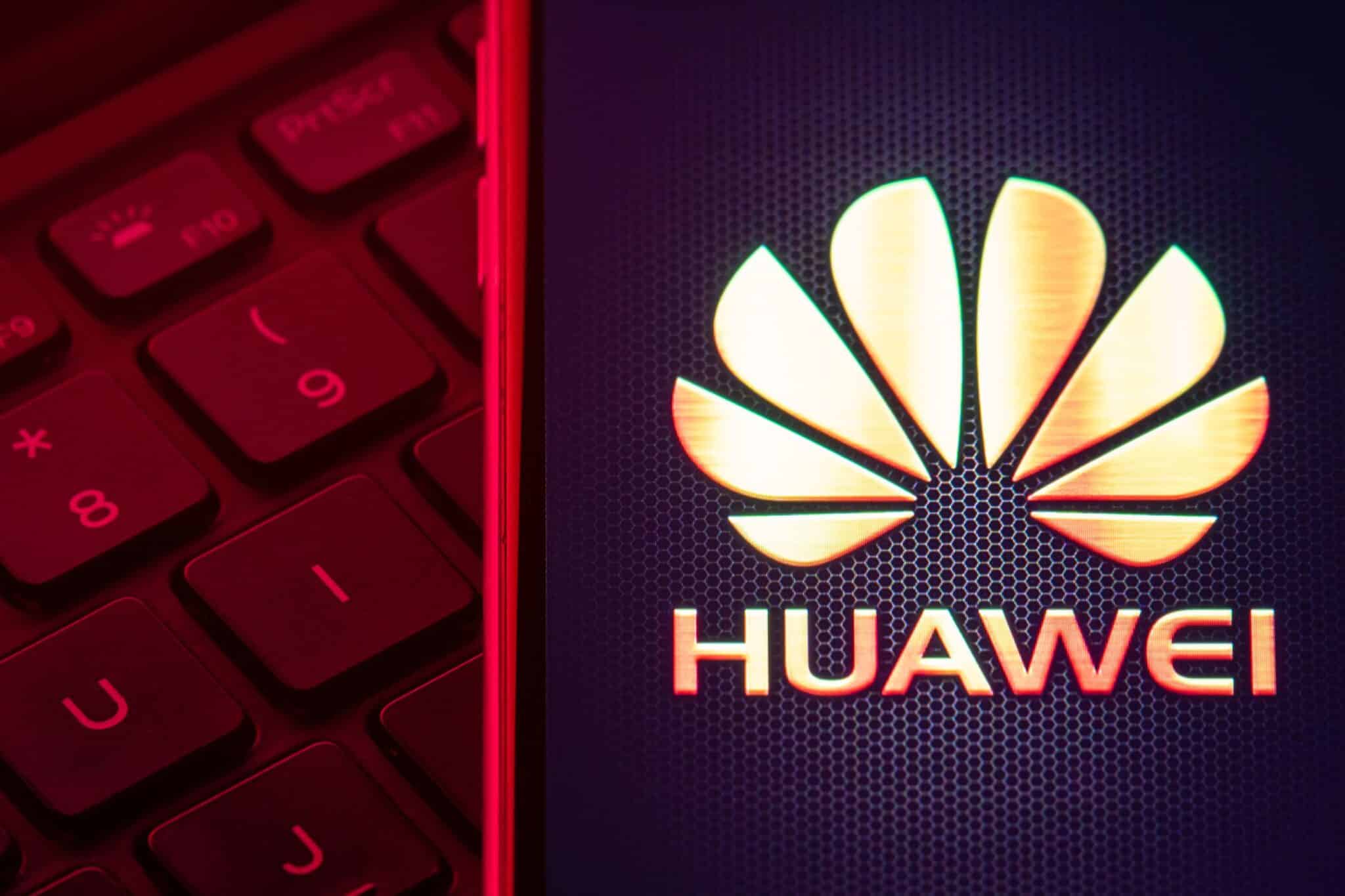 Montaje de un ordenador con el logo de Huawei