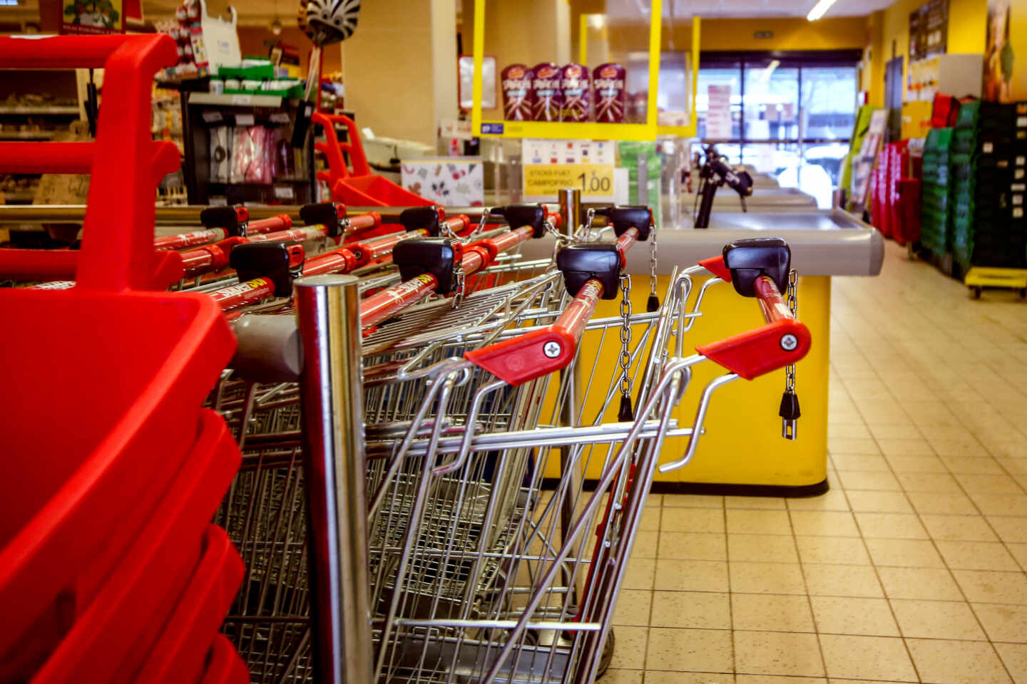 Carros de la compra en un supermercado de Madrid.