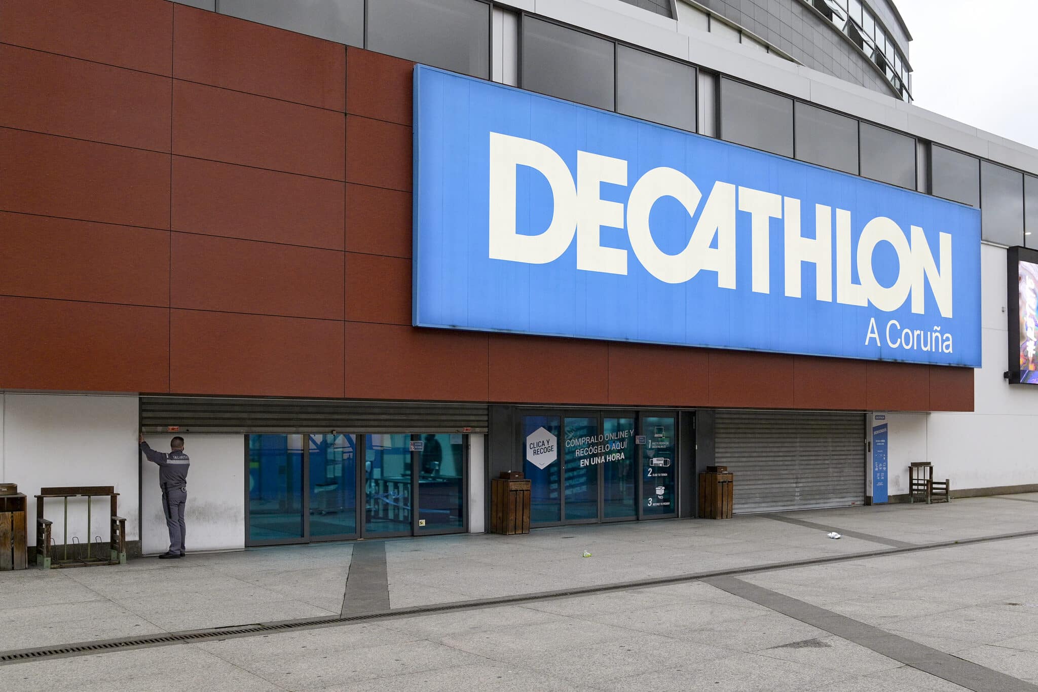 Tienda de Decathlon cerrada en el centro comercial Marineda.