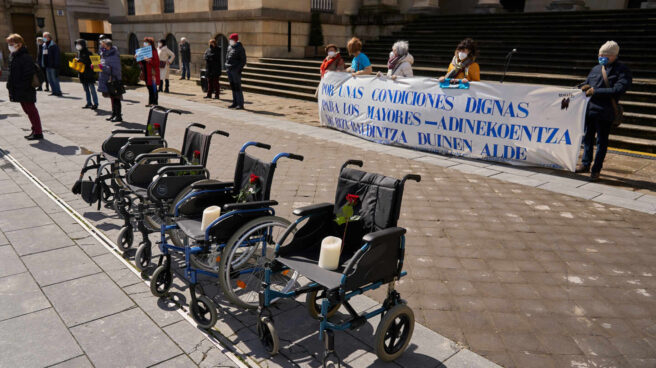 residencias-fallecidos-covid-asignaturas-pendientes Varias sillas de ruedas en una manifestación en homenaje a los residentes fallecidos por coronavirus en la Plaza de la Diputación de Vitoria, País Vasco.