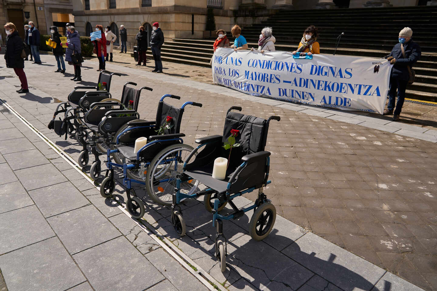 Varias sillas de ruedas en una manifestación en homenaje a los residentes fallecidos por coronavirus en la Plaza de la Diputación de Vitoria, País Vasco.