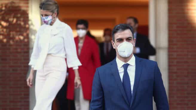 El presidente del Gobierno, Pedro Sánchez, a su llegada para la tradicional foto de familia del Ejecutivo. El presidente del Gobierno, Pedro Sánchez, a su llegada para la tradicional foto de familia del Ejecutivo.