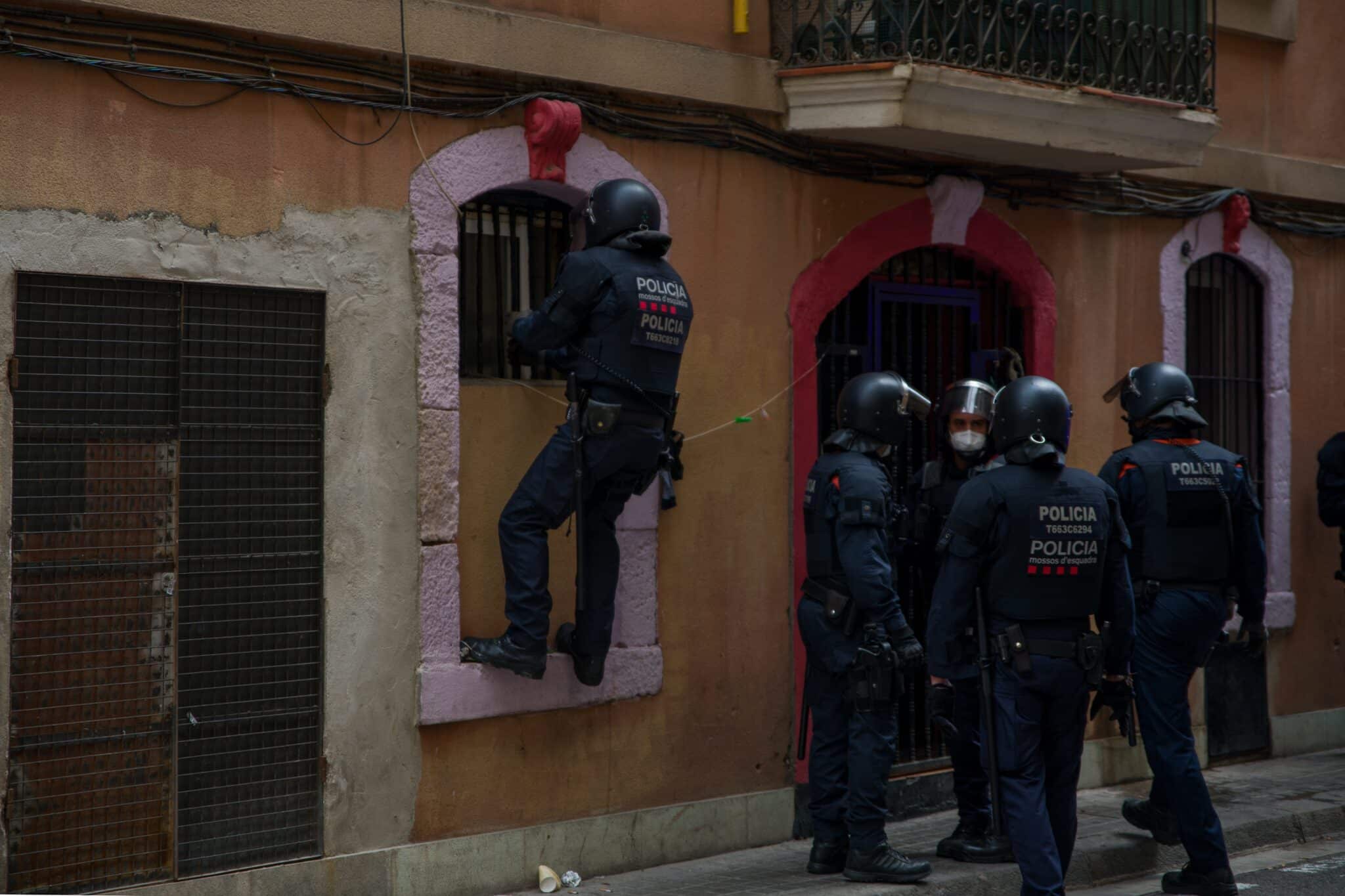 Agentes de Mossos d'Esquadra entran en casa de un vecino de Barcelona desahuciado.