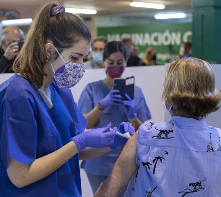 Andalucía abre este jueves la autocita para vacunar contra el Covid a personas de 33 y 32 años