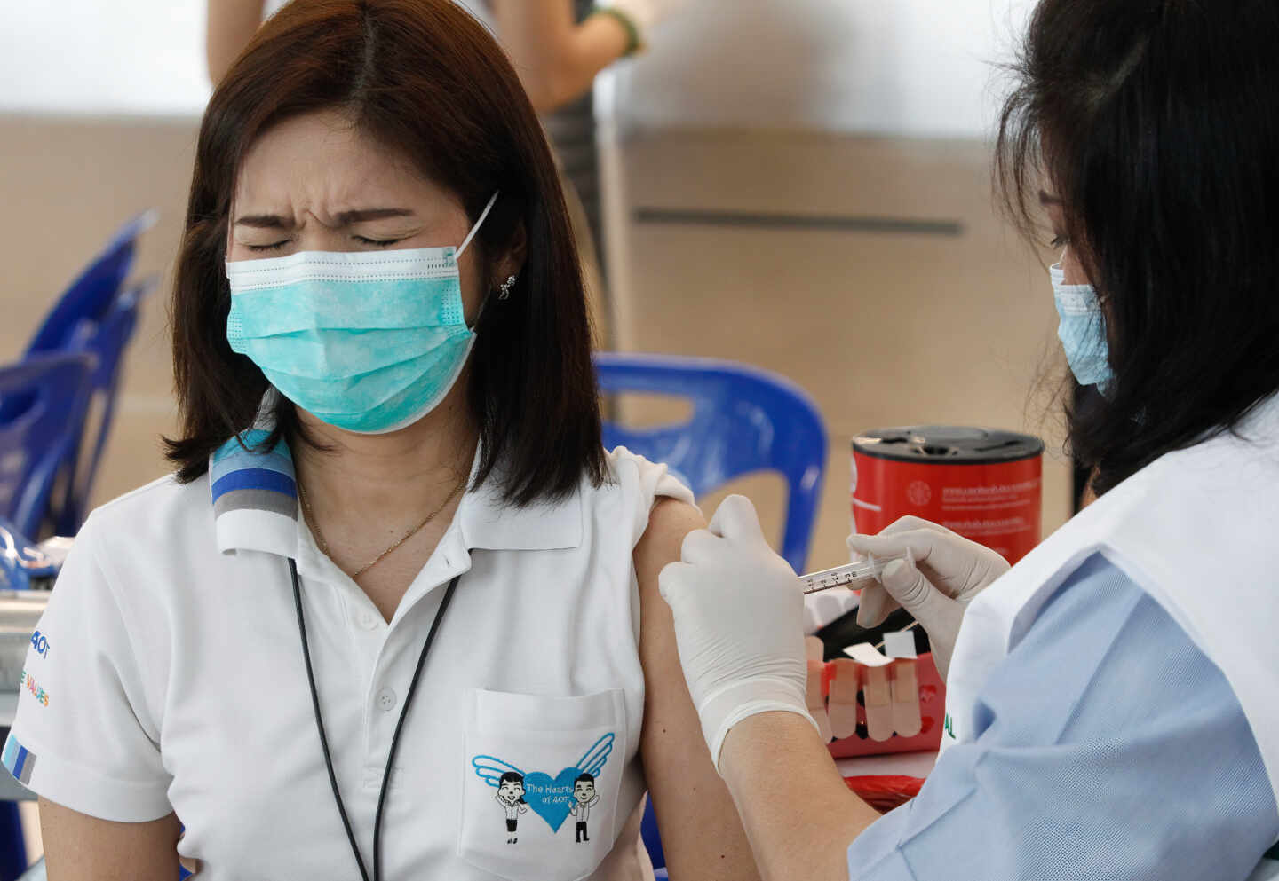 Una sanitaria administra una dosis de la vacuna Sinovac a un empleado del aeropuerto de Bangkok (Tailandia).