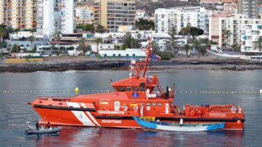 Vuelca una patera en Lanzarote y los vecinos se tiran al agua para socorrer a los migrantes