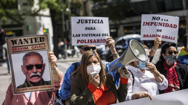 Varias personas protestan contra el líder del Frente Polisario, Brahim Ghali, en la puerta de la Audiencia Nacional.