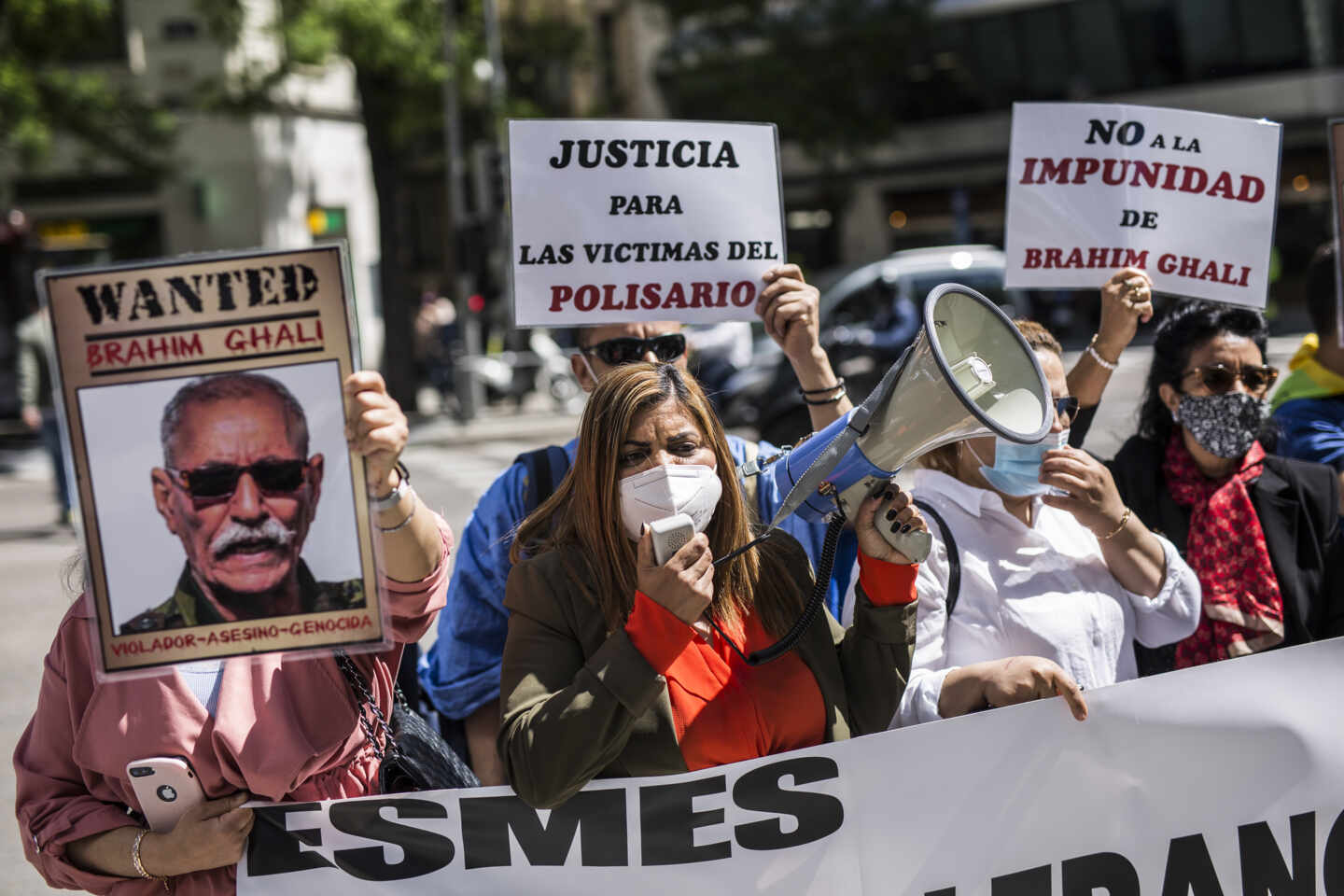 Varias personas protestan contra el líder del Frente Polisario, Brahim Ghali, en la puerta de la Audiencia Nacional.