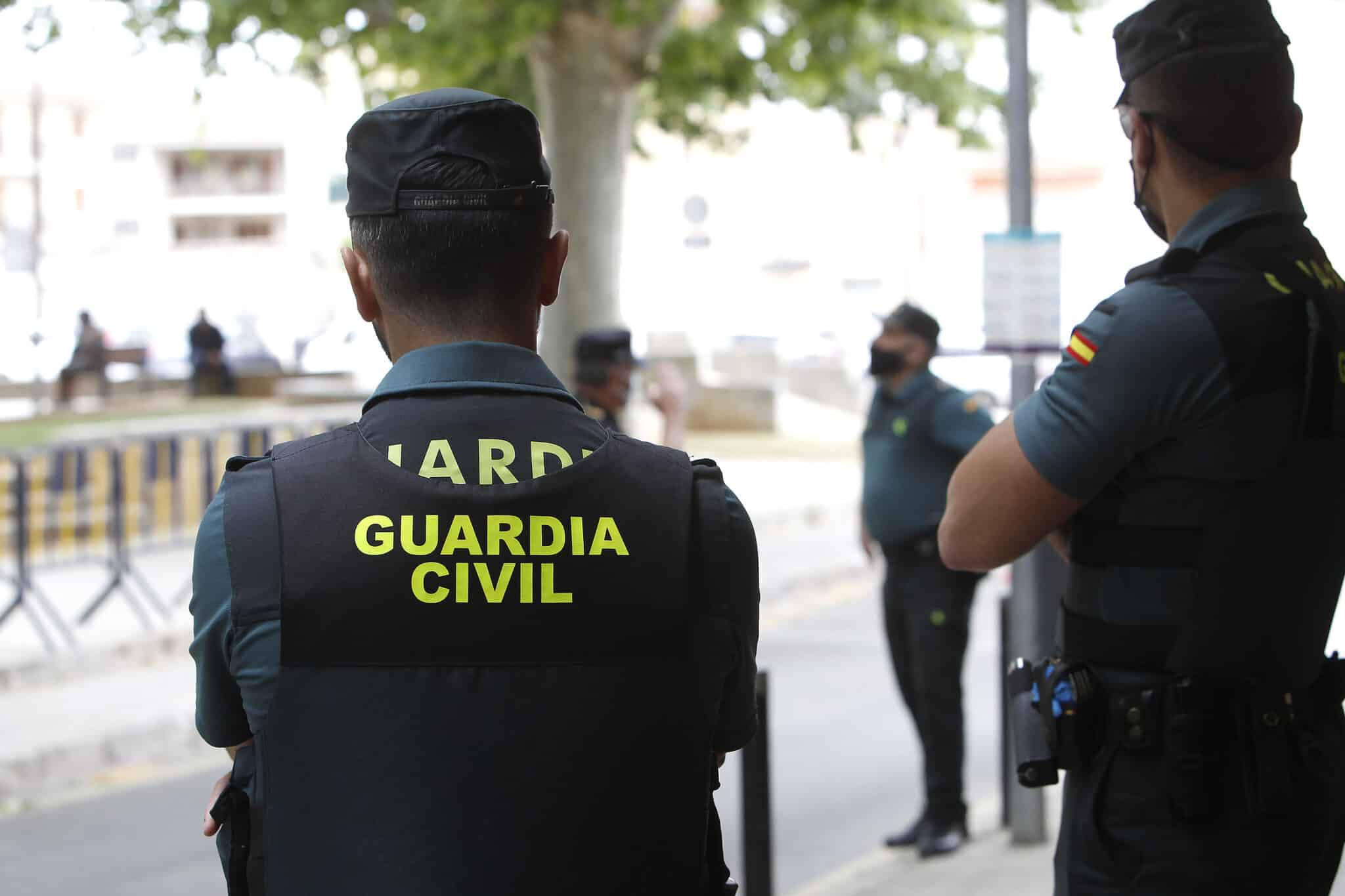 Dos agentes de Guardia Civil