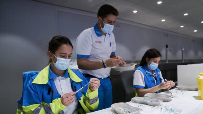 Varios sanitarios preparan las vacunas de la dosis de Pfizer en el Wanda Metropolitano.