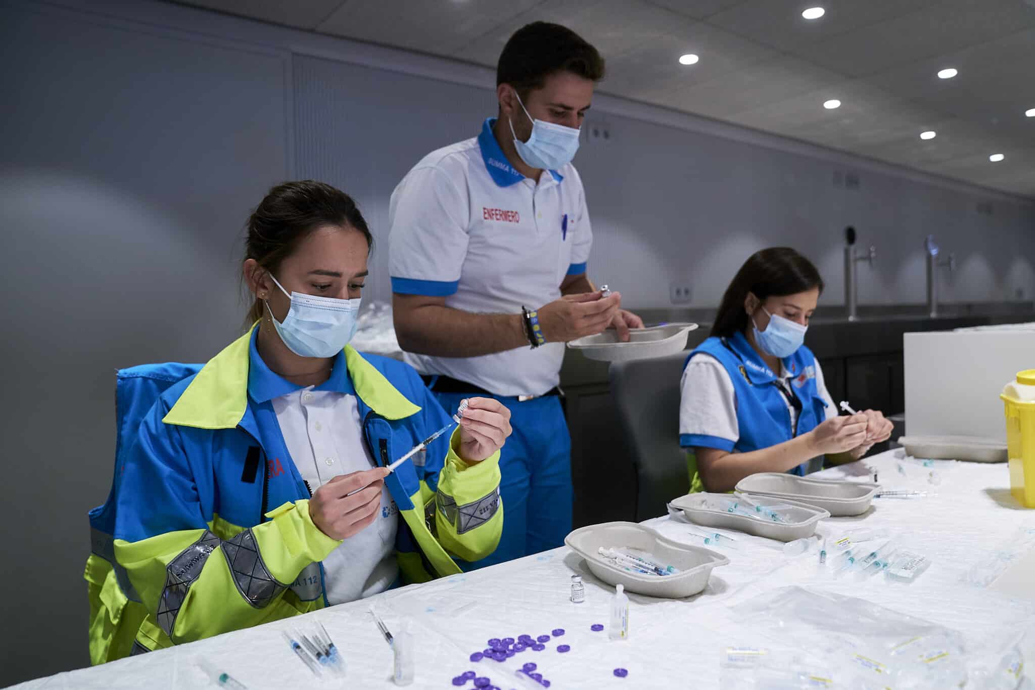 Varios sanitarios preparan las vacunas de la dosis de Pfizer en el Wanda Metropolitano.