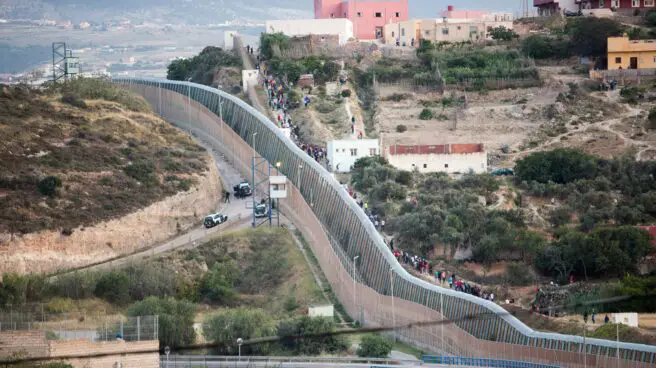 La Guardia Civil impide el salto de la valla de Melilla de unos 400 subsaharianos