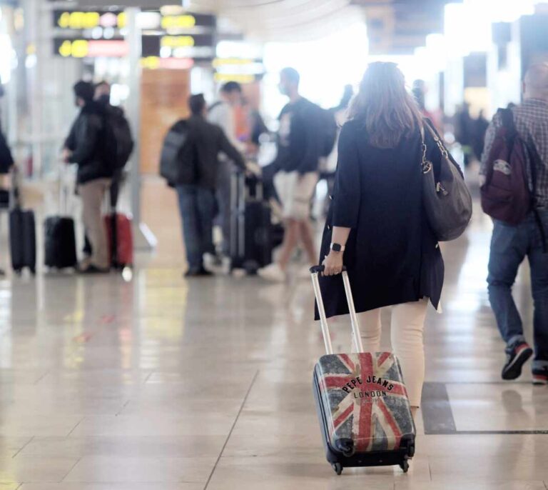 Seguros de viaje, coches de alquiler o 30 días de ocio y trabajo: las tendencias del turismo para este verano