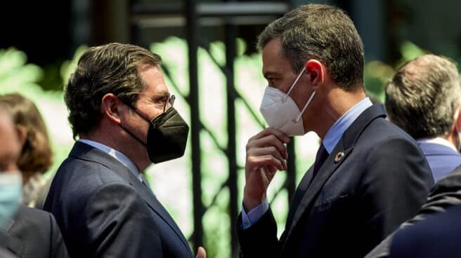 El presidente de la CEOE, Antonio Garamendi (i) y el presidente del Gobierno, Pedro Sánchez.