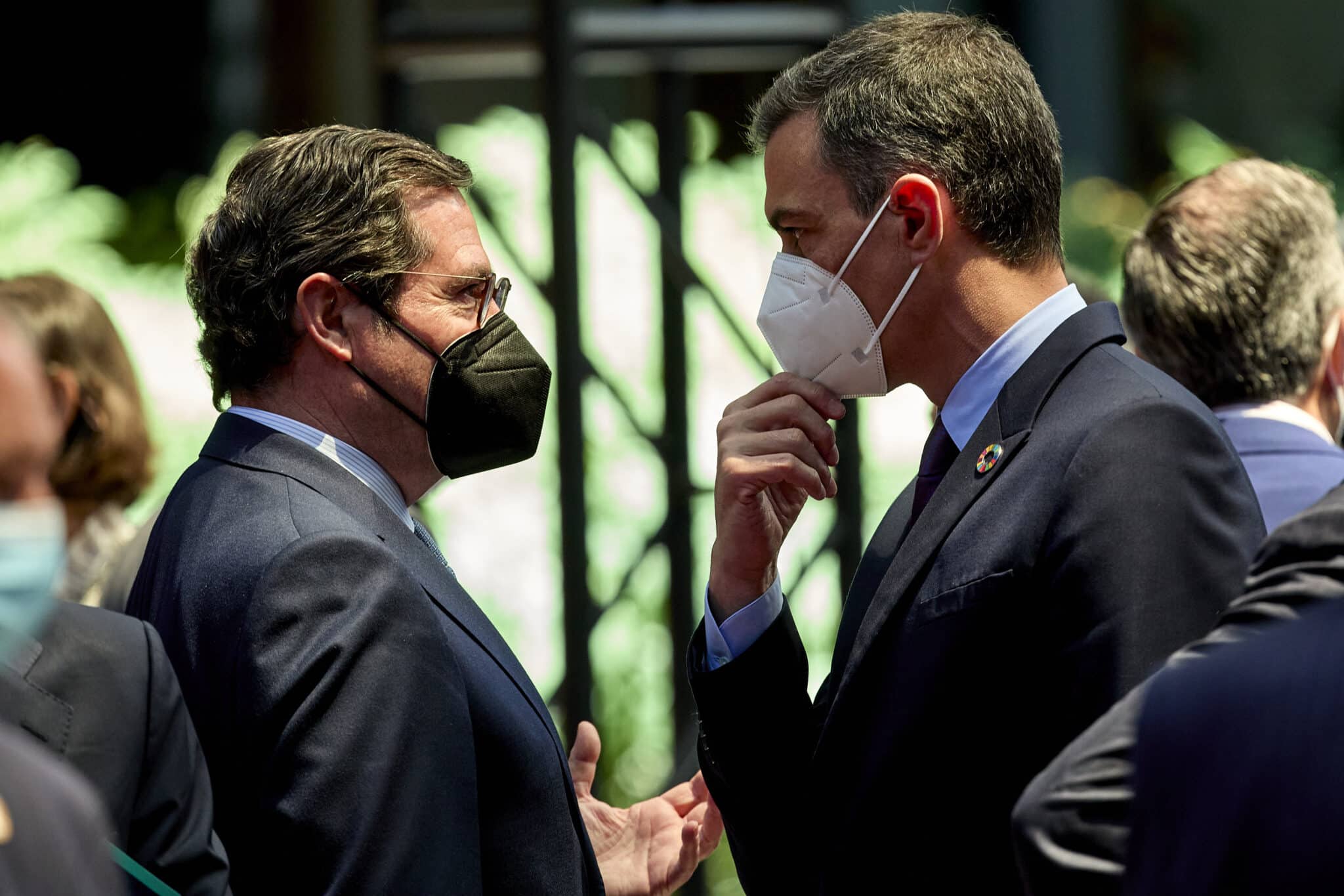 El presidente de la CEOE, Antonio Garamendi (i) y el presidente del Gobierno, Pedro Sánchez.