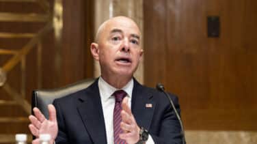 El secretario de Seguridad Nacional, primer miembro de la Administración Biden que visita España