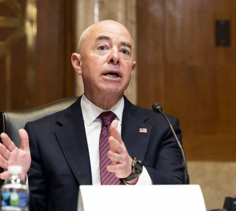 El secretario de Seguridad Nacional, primer miembro de la Administración Biden que visita España