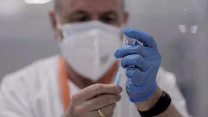 Un sanitario sostiene una vacuna contra el Covid-19