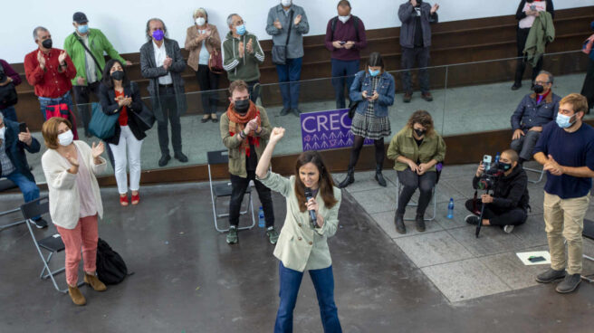 Ione Belarra, rodeada de simpatizantes, visitó este jueves Avilés en su campaña por el liderazgo de Podemos