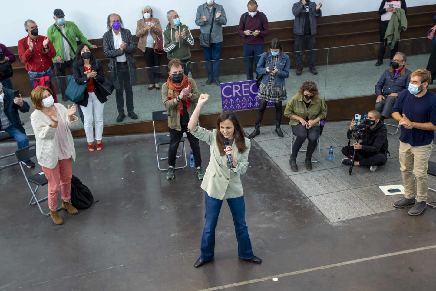 Ione Belarra, rodeada de simpatizantes, visitó este jueves Avilés en su campaña por el liderazgo de Podemos