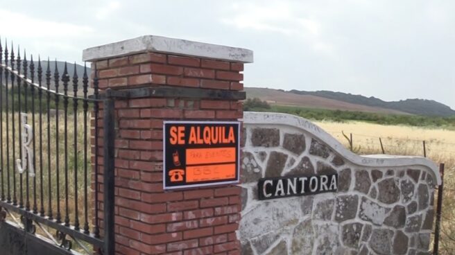 La fachada de Cantora luce un llamativo cartel de 'Se alquila'.