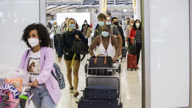 Pasajeros en el aeropuerto de Barajas.