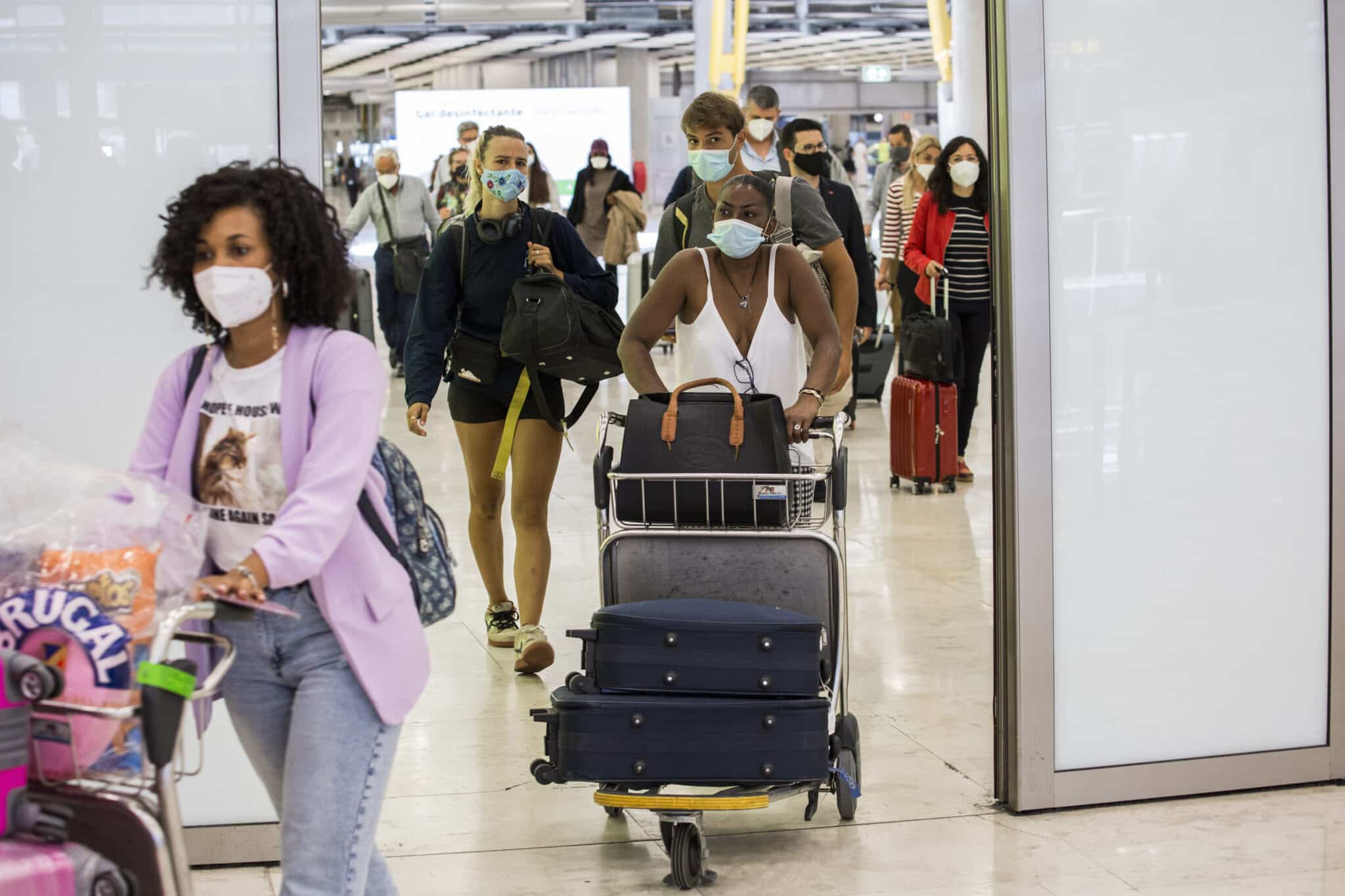 Pasajeros en el aeropuerto de Barajas.