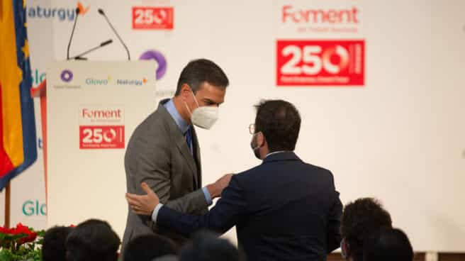Sánchez y Aragonès se saludan el pasado día 7 en Barcelona