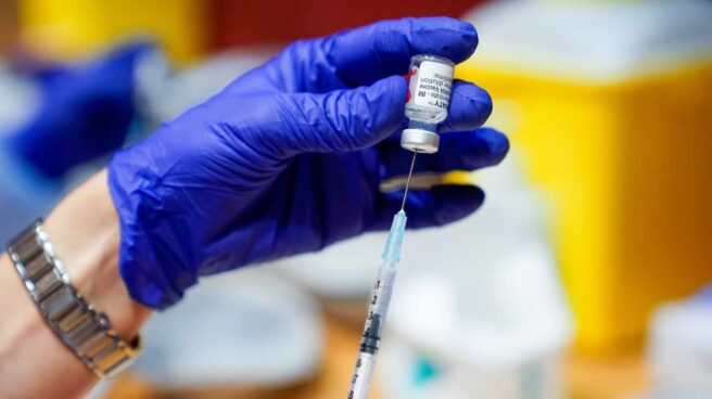 Un trabajador sanitario prepara la primera dosis de la vacuna de Pfizer-BioNTech contra el coronavirus