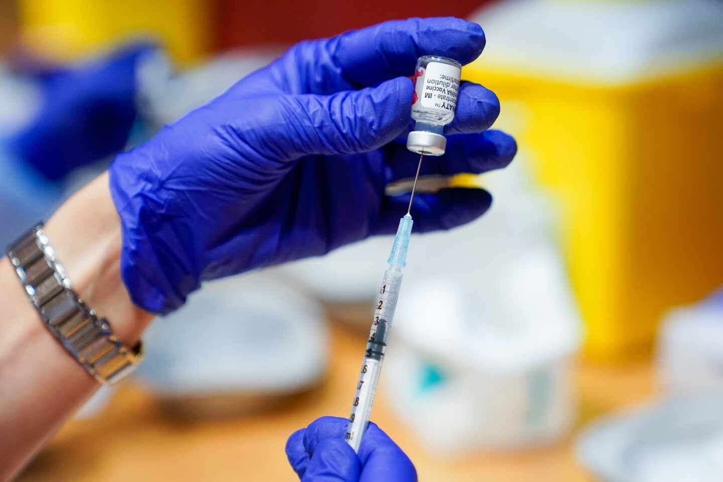 Un trabajador sanitario prepara la primera dosis de la vacuna de Pfizer-BioNTech contra el coronavirus