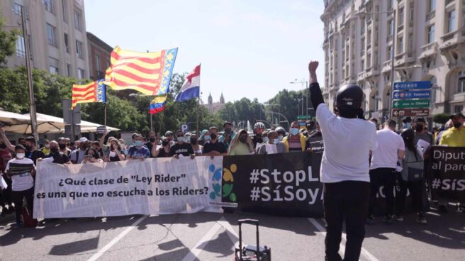 Gritos de "Yolanda dimisión" de 'riders' que exigen ser autónomos a las puertas del Congreso