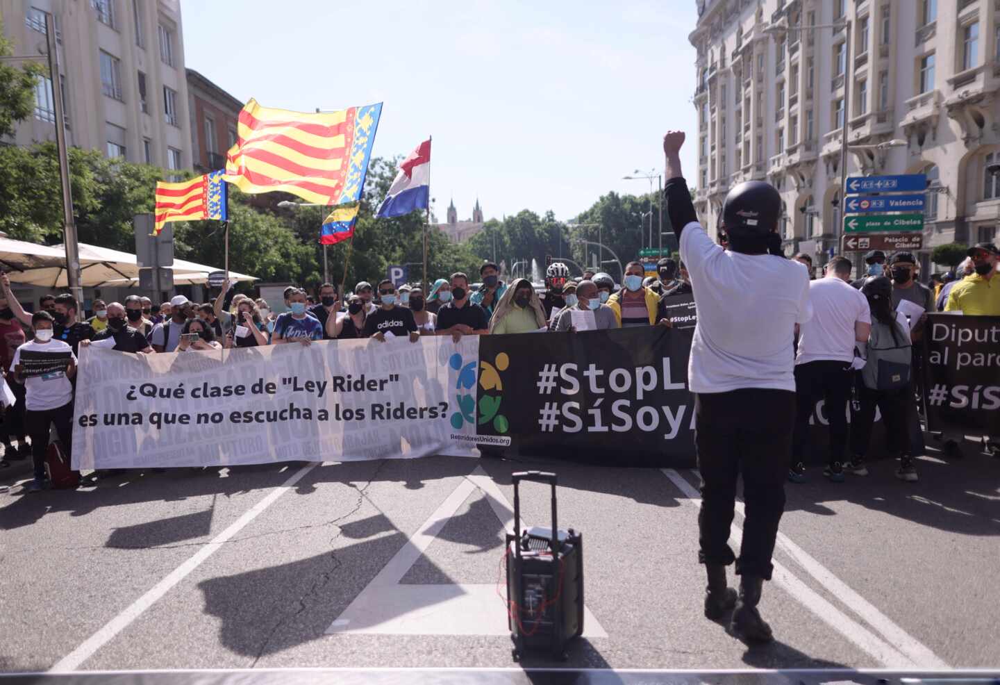 Gritos de "Yolanda dimisión" de 'riders' que exigen ser autónomos a las puertas del Congreso